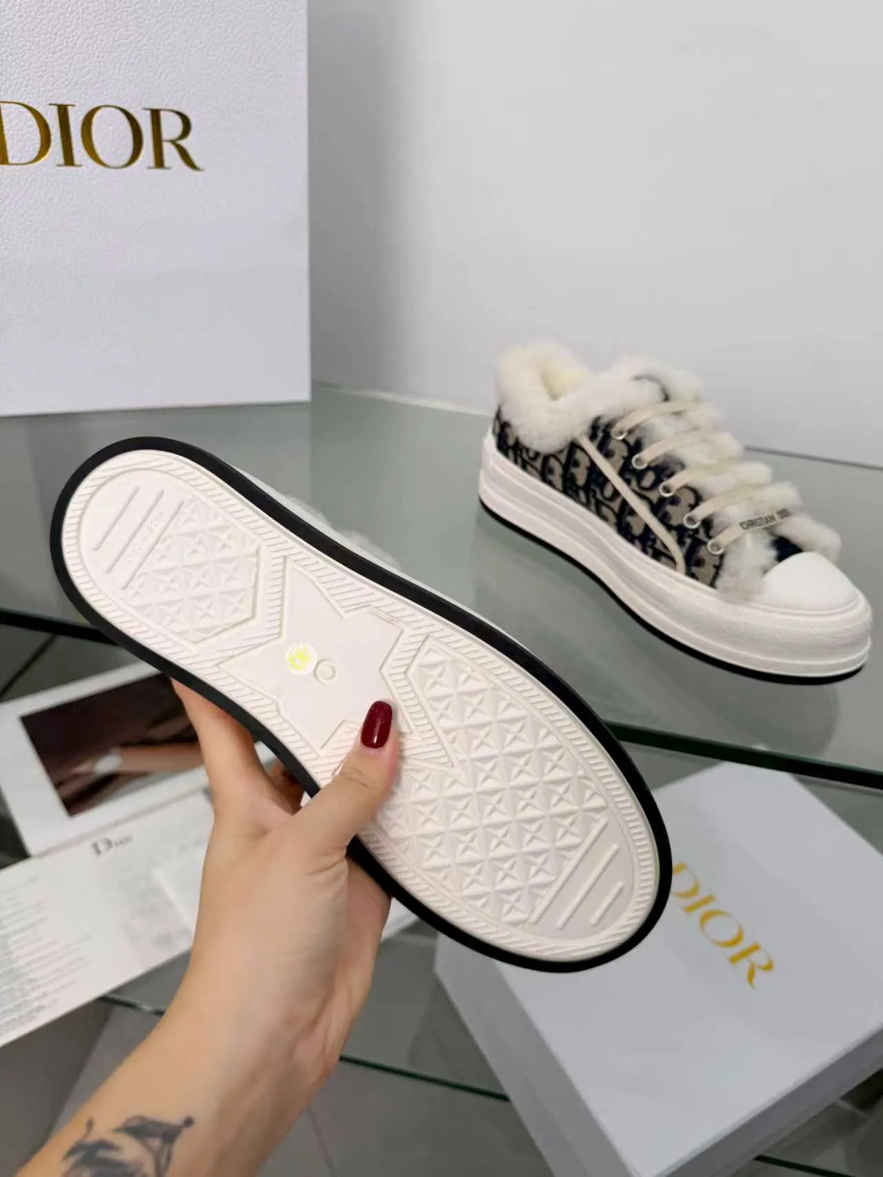 Men's men's shoes pP540! 𝐃𝐈𝐎𝐑 𝐖𝐚𝐥𝐤'𝐧 Dior Presbyopia Embroidery Wool Thick Sole Canvas Shoes Casual Sneakers (Half Flop) These Walk'n'Dior thick sole sneakers are a fashionable piece that elevates the collection. Oblique printed cotton embroidered upper with comfortable platform sole, tongue and Christian Dior Paris signature laces. Bottom thickness 4.5CM Size: Women's 35-41